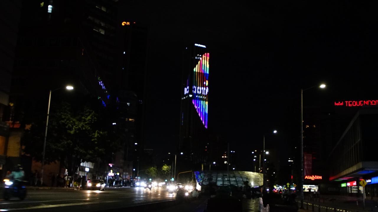 La Torre Colpatria se iluminó con la bandera del orgullo LGTBI en conmemoración del Mes del Orgullo