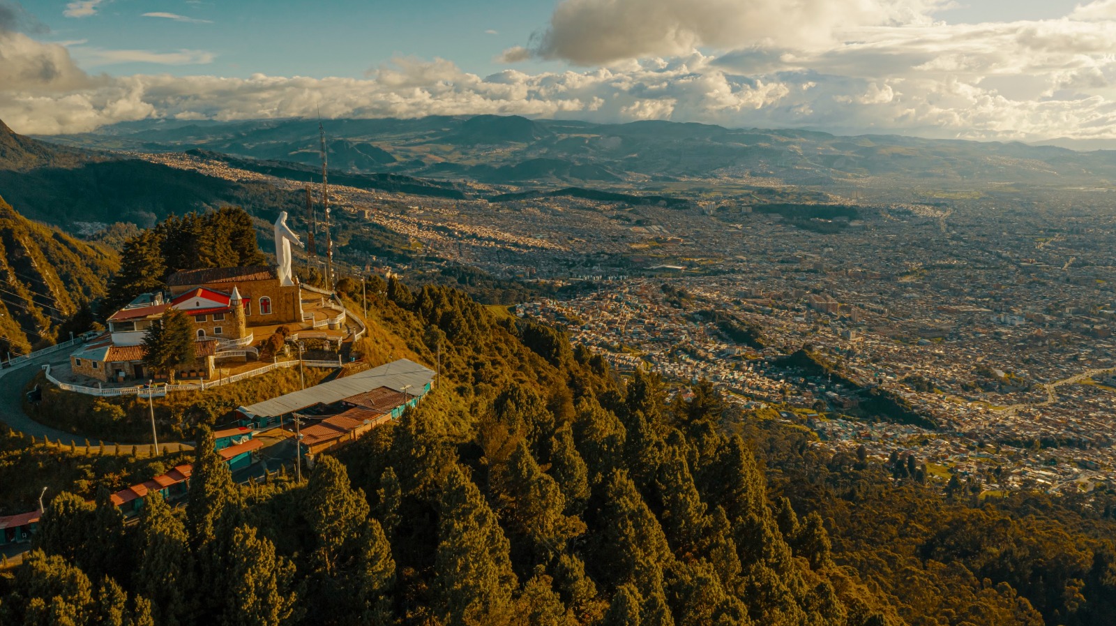 Bogotá, reconocida por los ‘Oscar del Turismo’ como destino de negocios líder en Sudamérica 2024