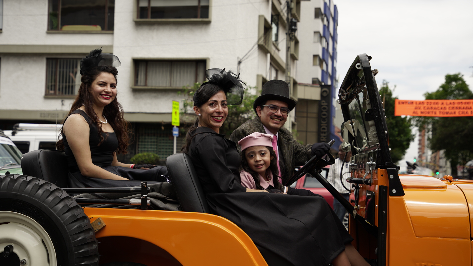 Con espectacular desfile de vehículos clásicos y antiguos, miles de personas y turistas se contagiaron de alegría celebrando los 486 años de Bogotá