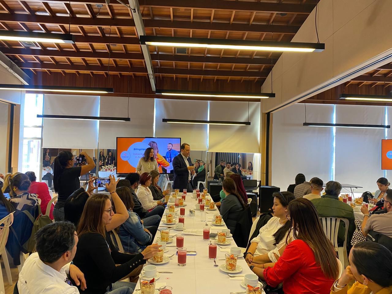 IDT lanza Programa de Bilingüismo para sus funcionarios de planta en alianza con Compensar