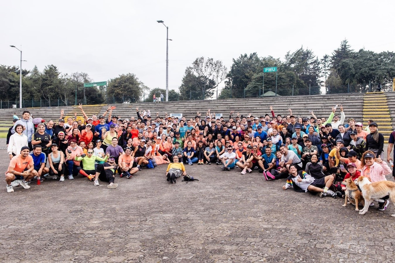 Grupo entrenando en el Simón Bolívar feliz para la mmB
