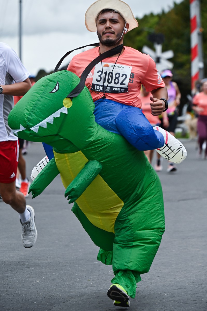 Hombre corriendo la media maratón de Bogotá 2023 disfrazado