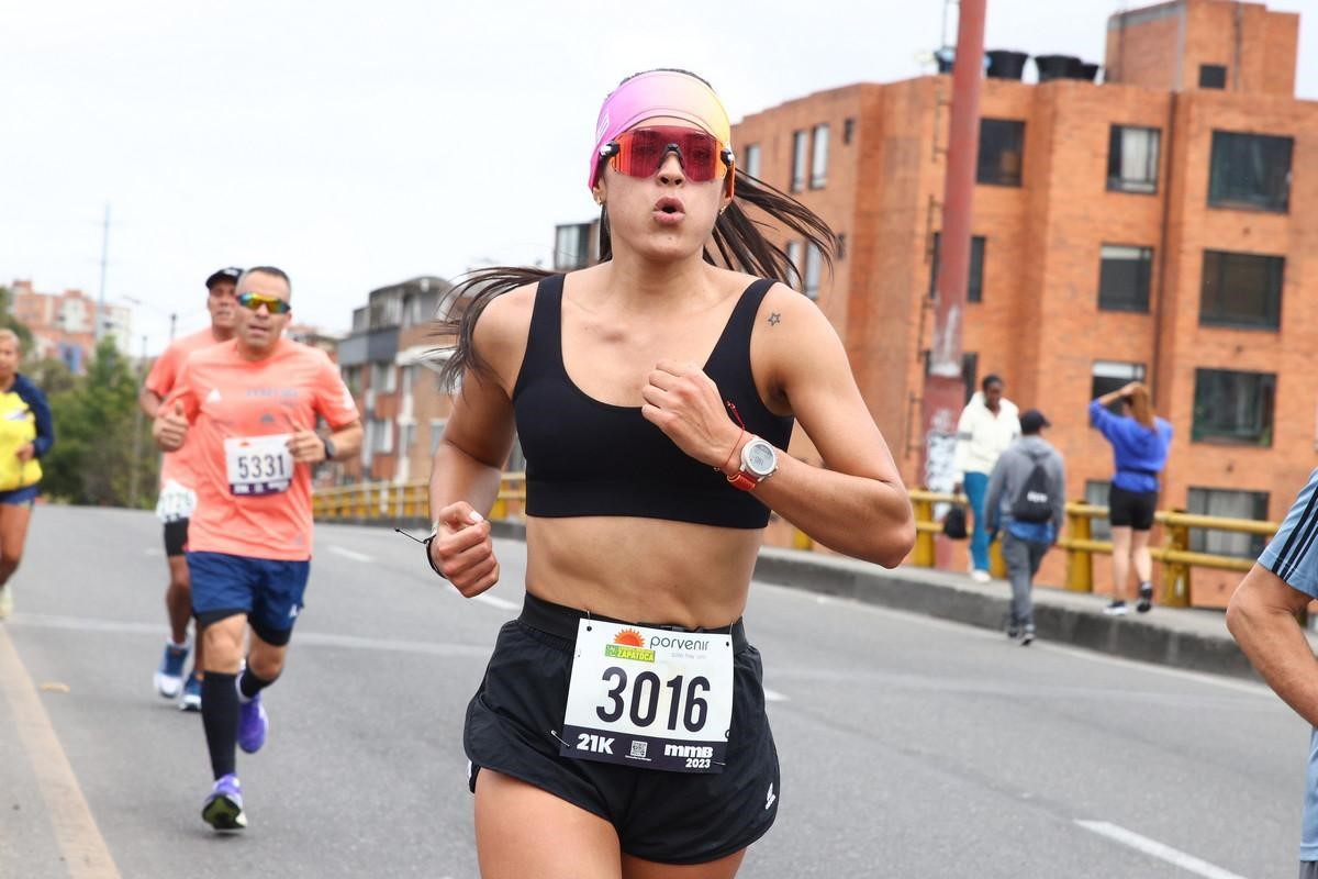 Mujer corriendo la mmB 2023