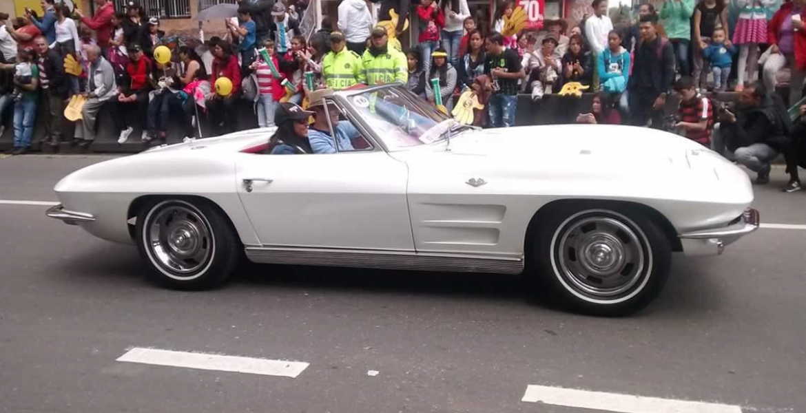 Bogotá Celebra Sus 486 Años de historia con un espectacular Desfile de Autos Clásicos y Antiguos.
