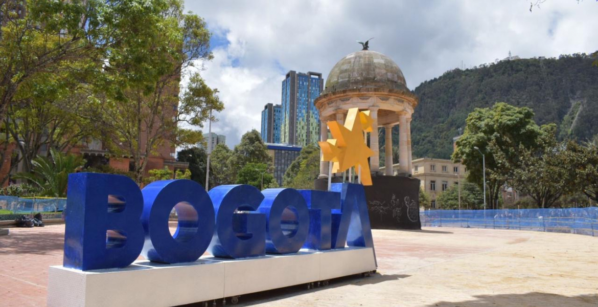 Turismo Bogotá lideró jornada de embellecimiento en el Parque de los Periodistas y restauró gigantografía de la marca ciudad
