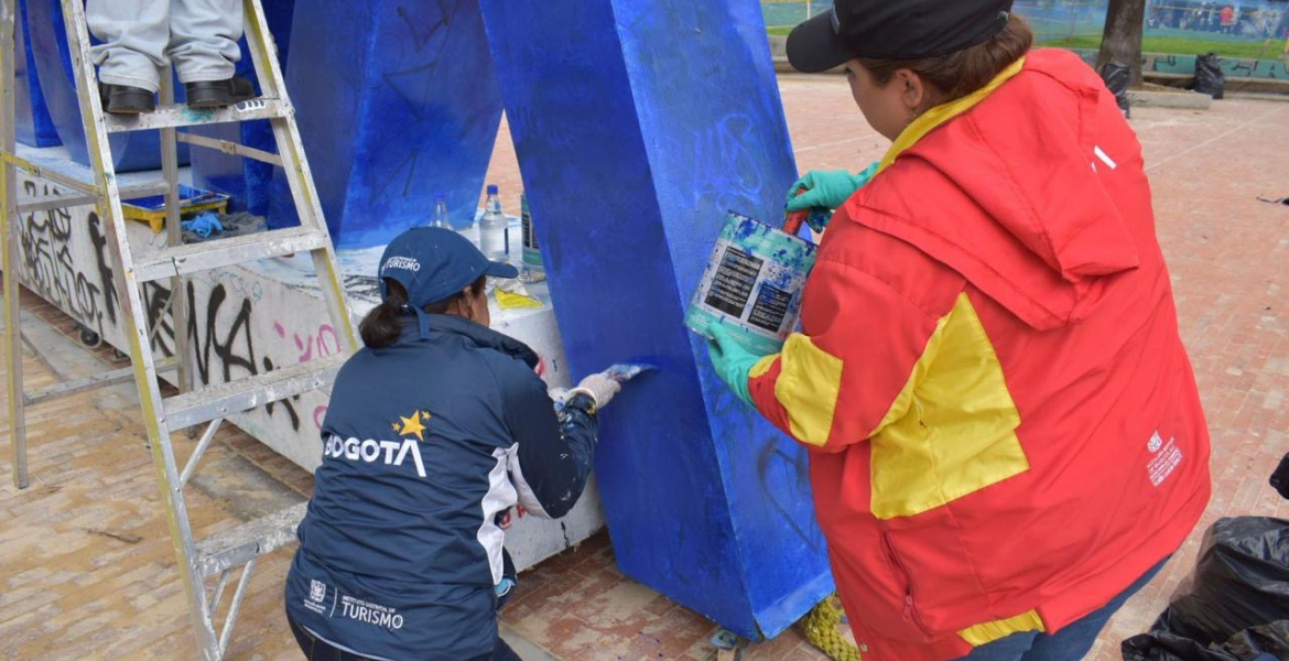 Turismo Bogotá lideró jornada de embellecimiento en el Parque de los Periodistas y restauró gigantografía de la marca ciudad
