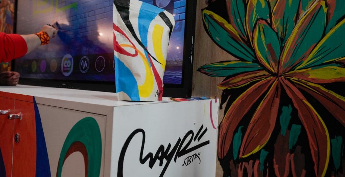 Bogotá se destaca en FITUR 2025 con el arte de May Rojas: Un mural que refleja biodiversidad, cultura y transformación social
