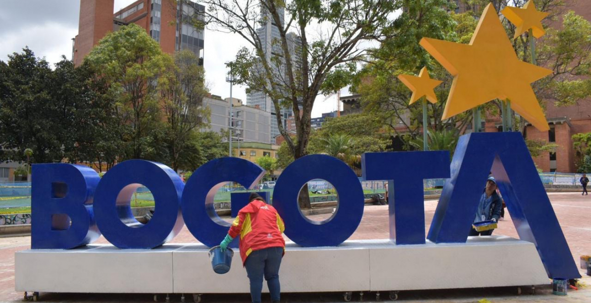 Turismo Bogotá lideró jornada de embellecimiento en el Parque de los Periodistas y restauró gigantografía de la marca ciudad
