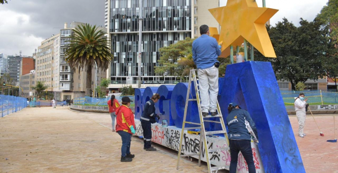 Turismo Bogotá lideró jornada de embellecimiento en el Parque de los Periodistas y restauró gigantografía de la marca ciudad