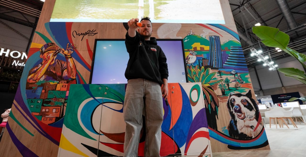 Bogotá se destaca en FITUR 2025 con el arte de May Rojas: Un mural que refleja biodiversidad, cultura y transformación social