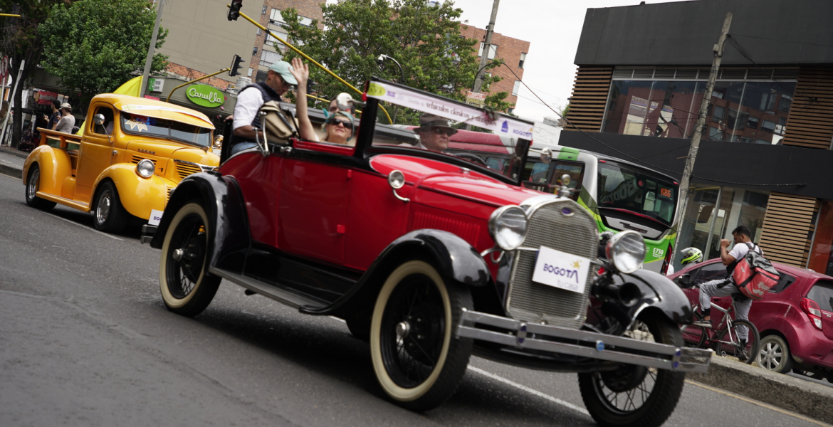 Con espectacular desfile de vehículos clásicos y antiguos, miles de personas y turistas se contagiaron de alegría celebrando los 486 años de Bogotá