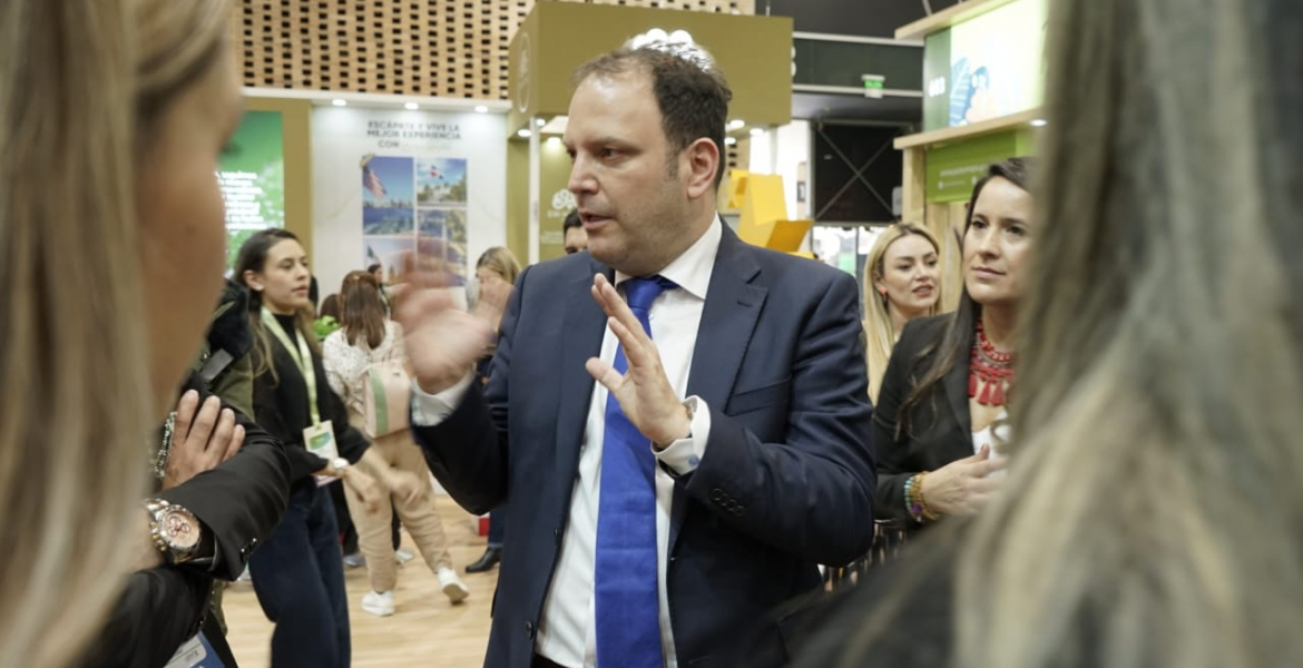 Lanzamiento de la guía turística "100 Experiencias que Deberías Vivir en Bogotá al Menos una Vez en la Vida" en la Vitrina de ANATO 2024