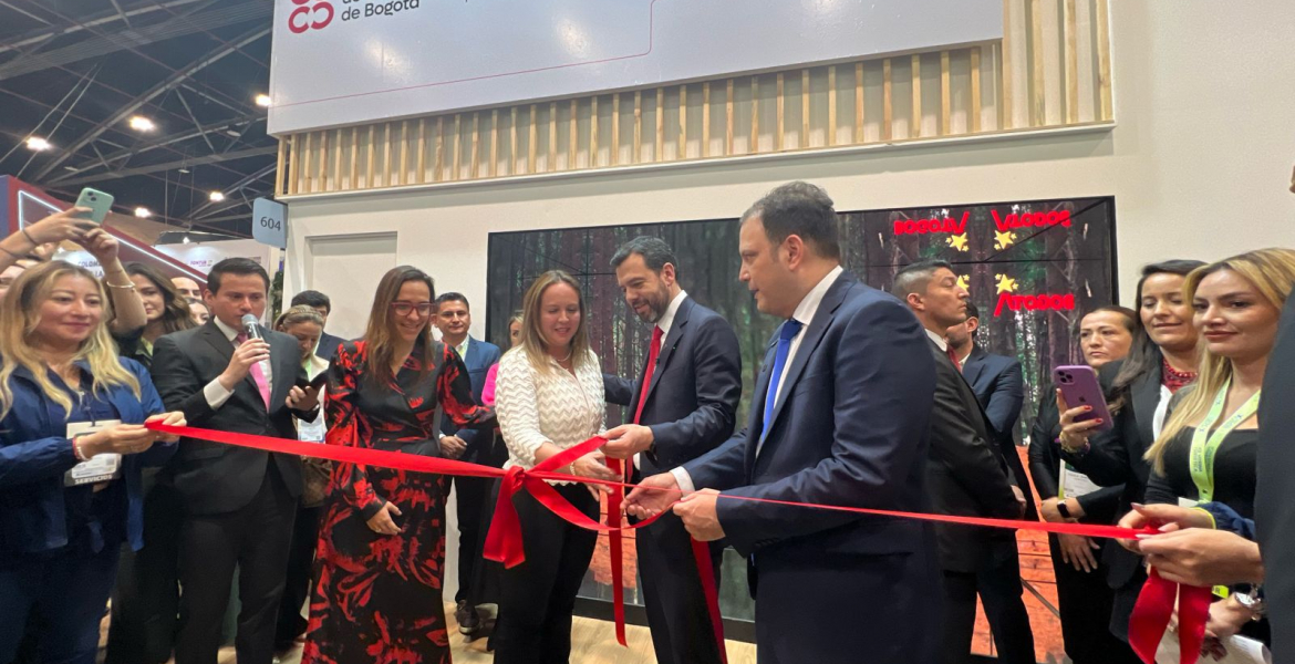 Lanzamiento de la guía turística "100 Experiencias que Deberías Vivir en Bogotá al Menos una Vez en la Vida" en la Vitrina de ANATO 2024