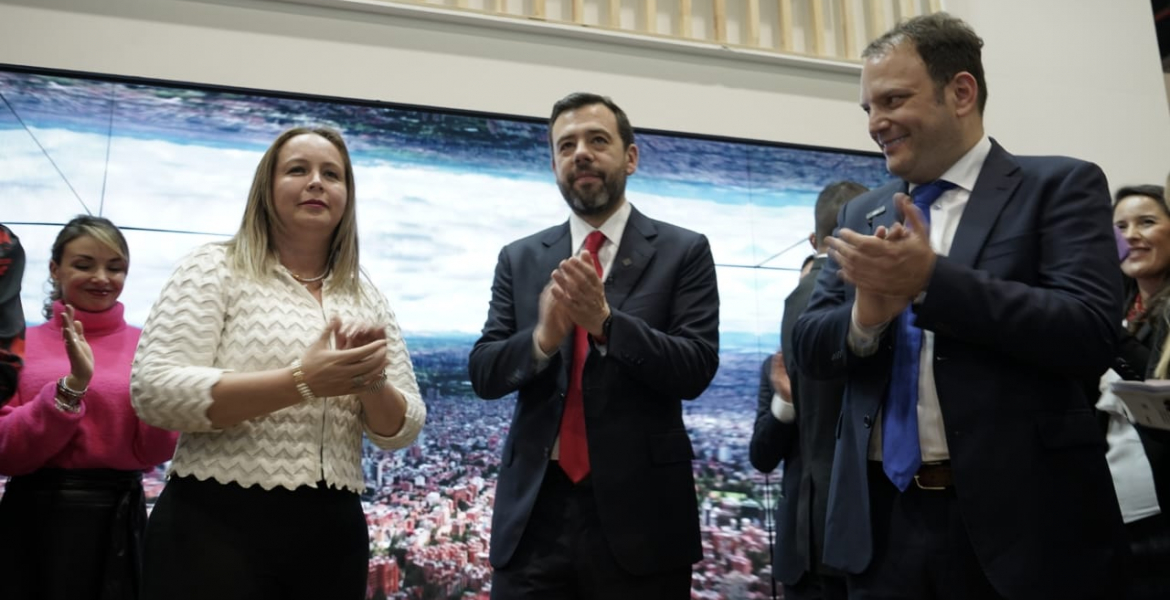 Lanzamiento de la guía turística "100 Experiencias que Deberías Vivir en Bogotá al Menos una Vez en la Vida" en la Vitrina de ANATO 2024
