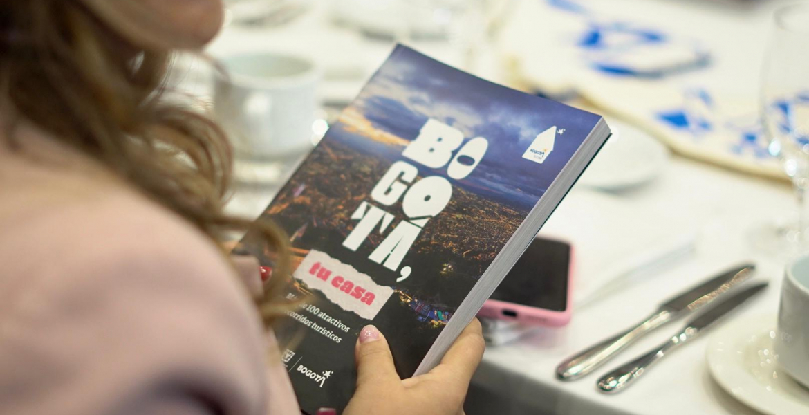 Bogotá se narra al mundo con el diálogo ciudadano sobre turismo, libro Bogotá, tu casa y herramientas digitales en la FILBo 2025