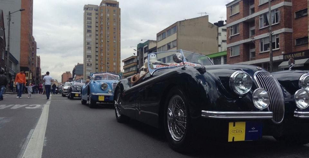 Bogotá Celebra Sus 486 Años de historia con un espectacular Desfile de Autos Clásicos y Antiguos.