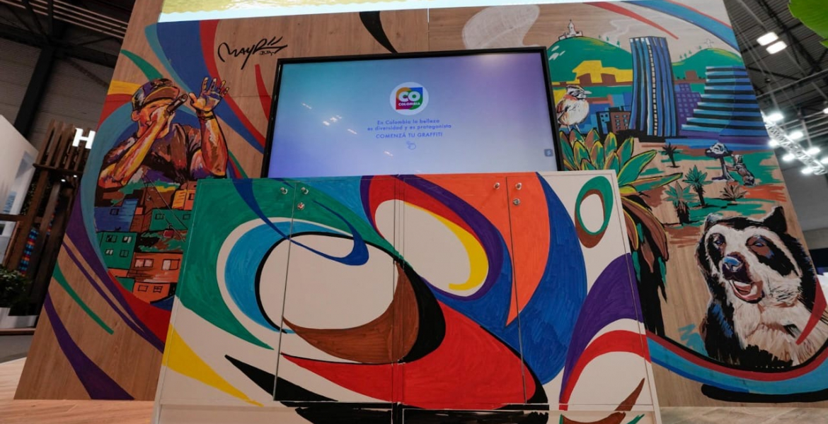 Bogotá se destaca en FITUR 2025 con el arte de May Rojas: Un mural que refleja biodiversidad, cultura y transformación social