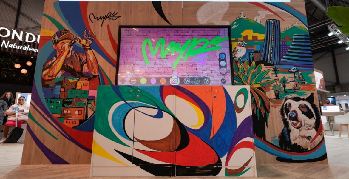 Bogotá se destaca en FITUR 2025 con el arte de May Rojas: Un mural que refleja biodiversidad, cultura y transformación social