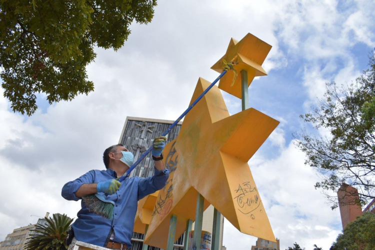 Turismo Bogotá lideró jornada de embellecimiento en el Parque de los Periodistas y restauró gigantografía de la marca ciudad