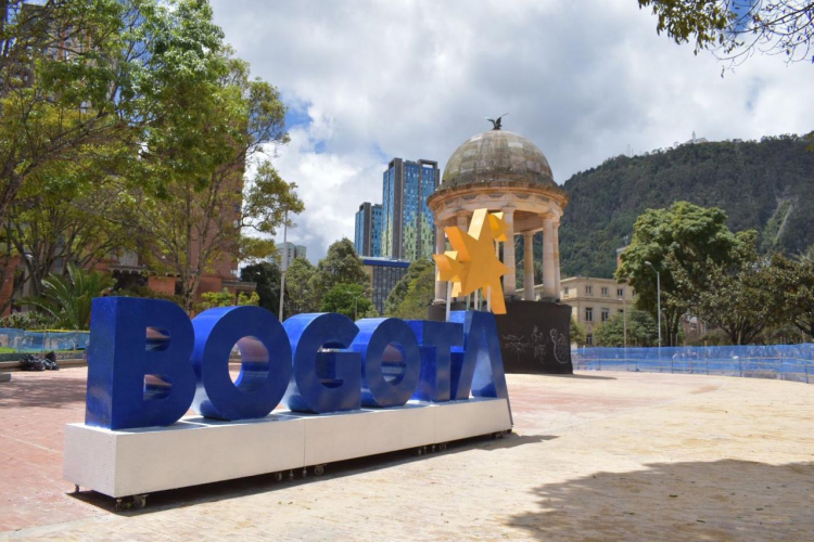 Turismo Bogotá lideró jornada de embellecimiento en el Parque de los Periodistas y restauró gigantografía de la marca ciudad