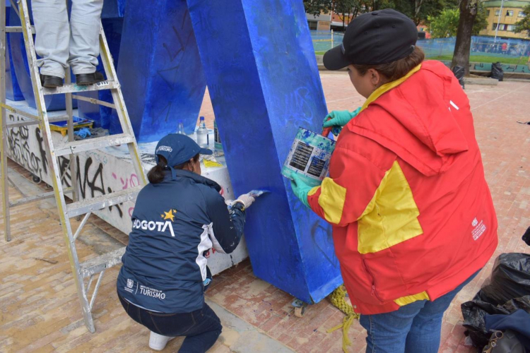 Turismo Bogotá lideró jornada de embellecimiento en el Parque de los Periodistas y restauró gigantografía de la marca ciudad