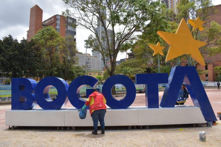 Turismo Bogotá lideró jornada de embellecimiento en el Parque de los Periodistas y restauró gigantografía de la marca ciudad