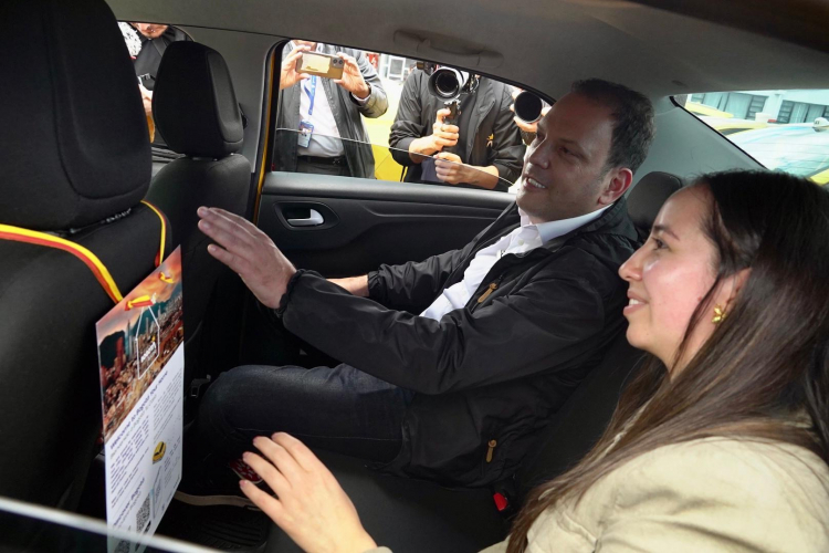 Conductores de taxi del Aeropuerto El Dorado, aliados clave en la bienvenida segura a Bogotá