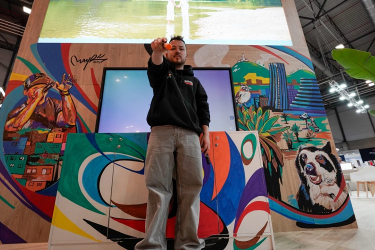 Bogotá se destaca en FITUR 2025 con el arte de May Rojas: Un mural que refleja biodiversidad, cultura y transformación social