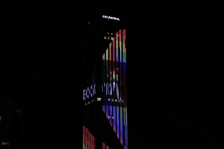 La Torre Colpatria se iluminó con la bandera del orgullo LGTBI en conmemoración del Mes del Orgullo