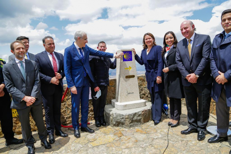 Gobiernos de Galicia y Colombia inauguran en Monserrate el Hito Xacobeo, símbolo del Camino de Santiago de Compostela