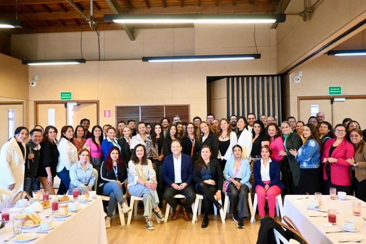 IDT lanza Programa de Bilingüismo para sus funcionarios de planta en alianza con Compensar