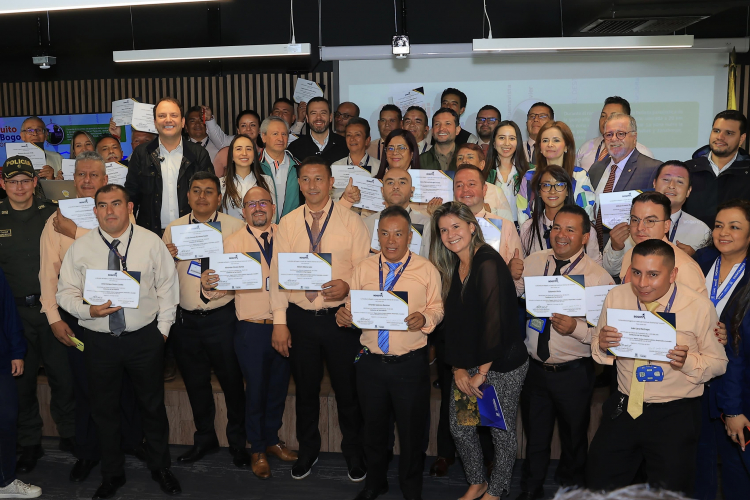 Turismo Bogotá certifica a taxistas que reciben a visitantes en Aeropuerto El Dorado