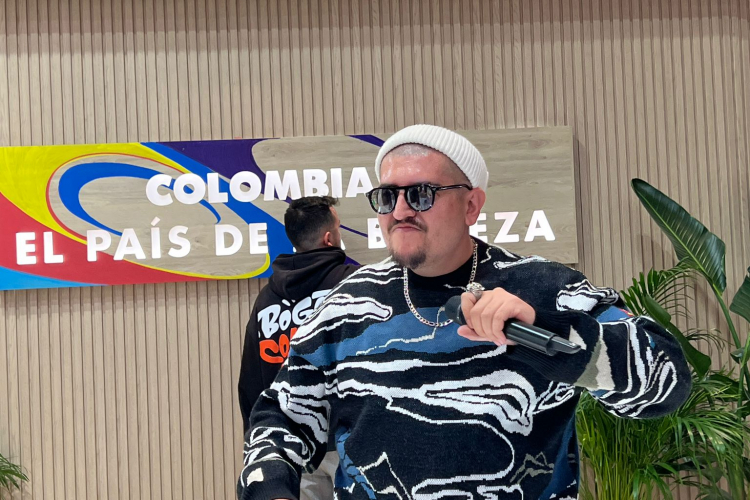 El arte urbano de Bogotá conquista FITUR 2025 con el talento de May Rojas y El Kalvo