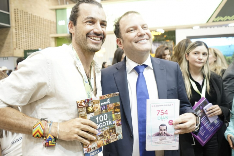 Lanzamiento de la guía turística "100 Experiencias que Deberías Vivir en Bogotá al Menos una Vez en la Vida" en la Vitrina de ANATO 2024