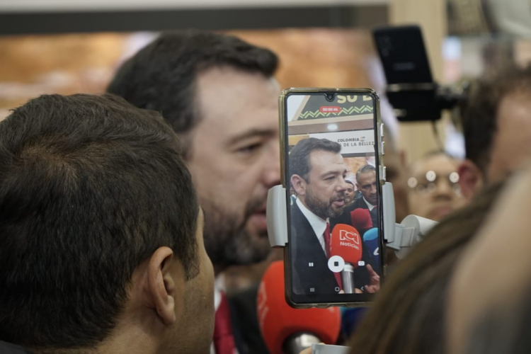 Lanzamiento de la guía turística "100 Experiencias que Deberías Vivir en Bogotá al Menos una Vez en la Vida" en la Vitrina de ANATO 2024