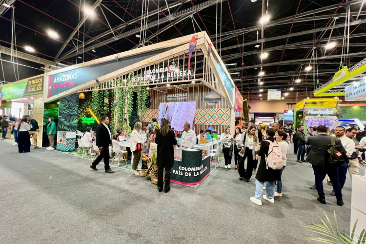 Lanzamiento de la guía turística "100 Experiencias que Deberías Vivir en Bogotá al Menos una Vez en la Vida" en la Vitrina de ANATO 2024