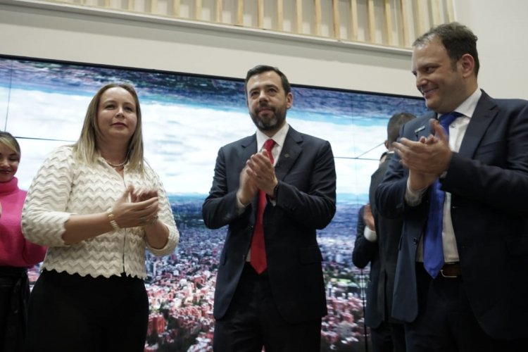 Lanzamiento de la guía turística "100 Experiencias que Deberías Vivir en Bogotá al Menos una Vez en la Vida" en la Vitrina de ANATO 2024