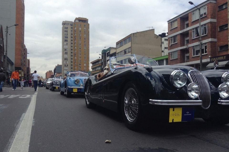 Bogotá Celebra Sus 486 Años de historia con un espectacular Desfile de Autos Clásicos y Antiguos.