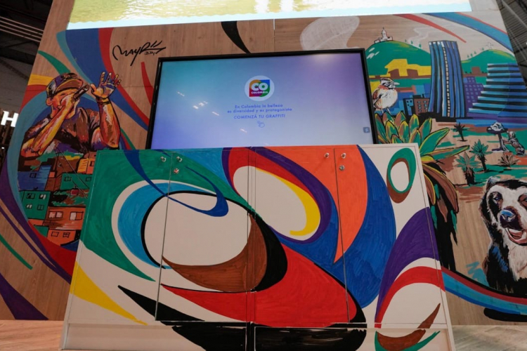 Bogotá se destaca en FITUR 2025 con el arte de May Rojas: Un mural que refleja biodiversidad, cultura y transformación social